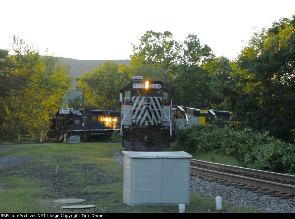 RBMN 2017 backing into the yard for PISB's cars as NRFF waits for crew.